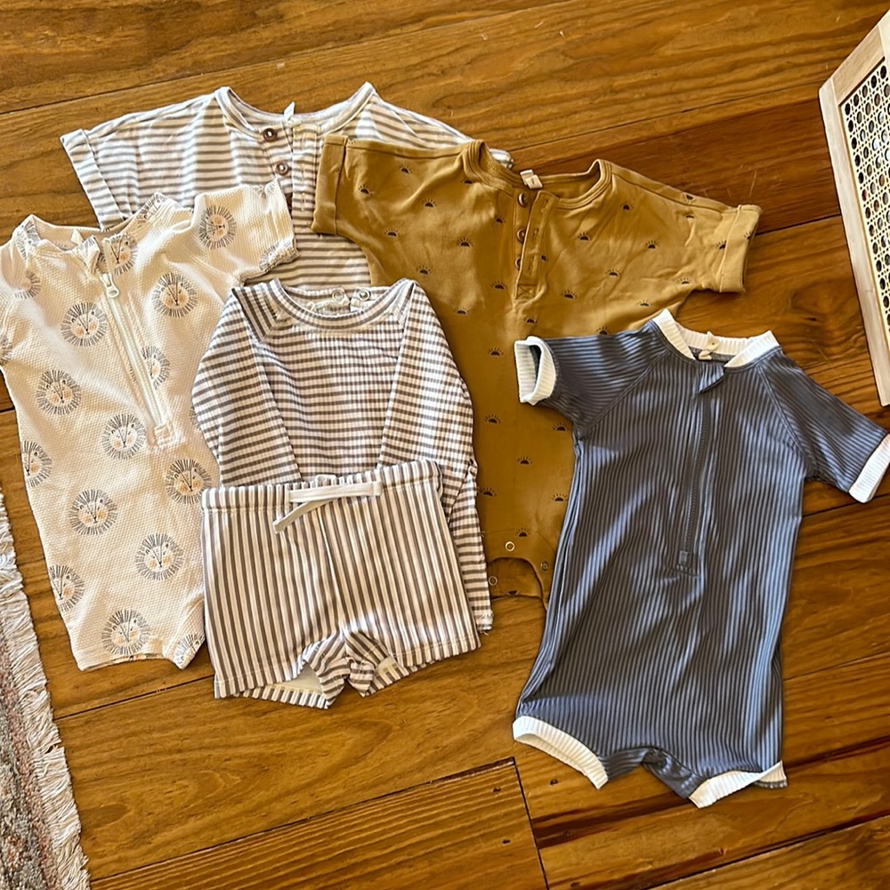 QUINCY MAE Bodysuits and Swim -6-12 month size